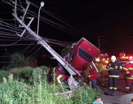 Carro bate em poste na SC-283 e deixa uma pessoa morta