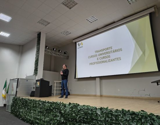 Reunião sobre transporte universitário reúne comunidade e autoridades em São Domingos