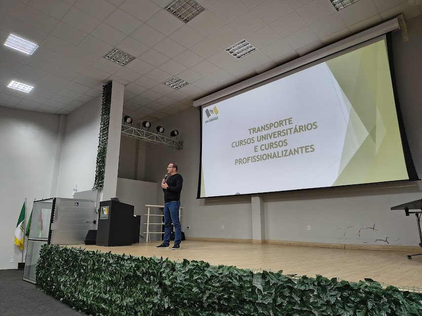 Reunião sobre transporte universitário reúne comunidade e autoridades em São Domingos
