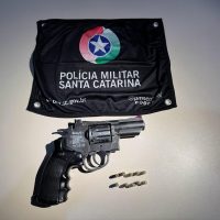 Polícia Militar apreende arma de fogo e munições após perseguição em Entre Rios