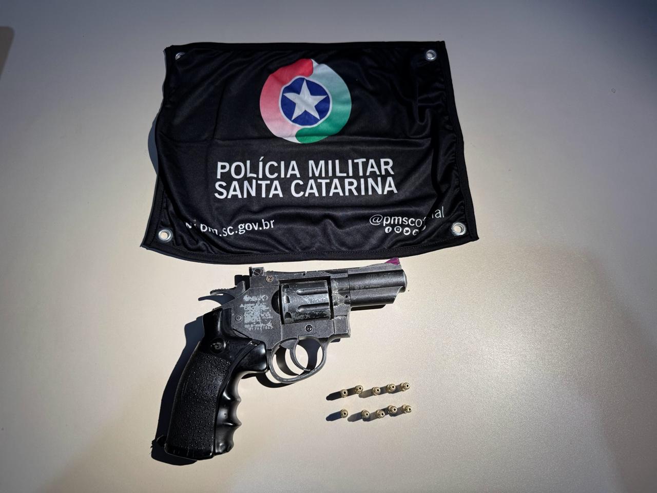 Polícia Militar apreende arma de fogo e munições após perseguição em Entre Rios