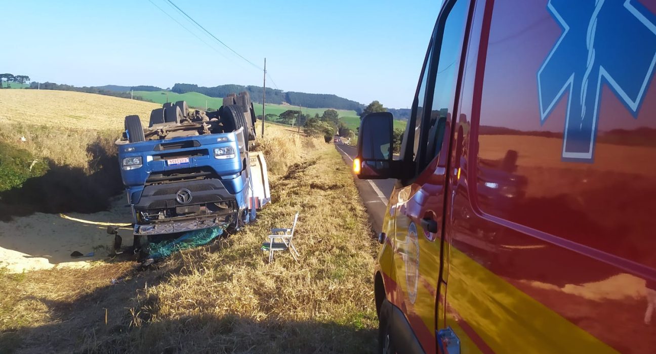 Motorista fica ferido após carreta sair da pista em Vitorino