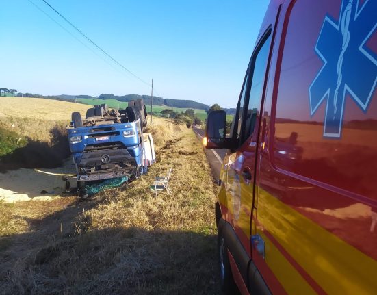 Motorista fica ferido após carreta sair da pista em Vitorino