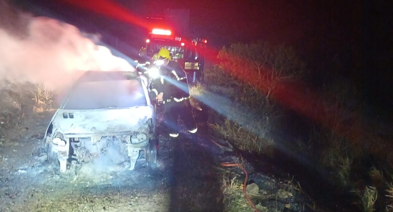 Incêndio destrói carro e atinge vegetação em Itapiranga