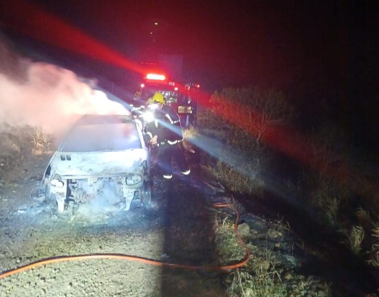 Incêndio destrói carro e atinge vegetação em Itapiranga