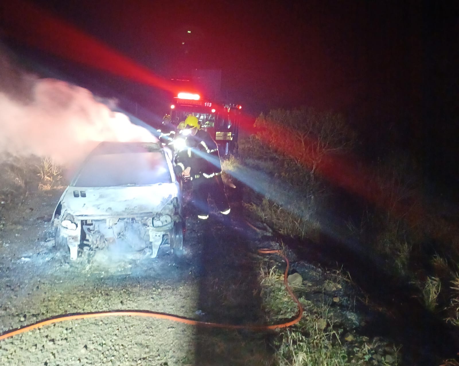 Incêndio destrói carro e atinge vegetação em Itapiranga
