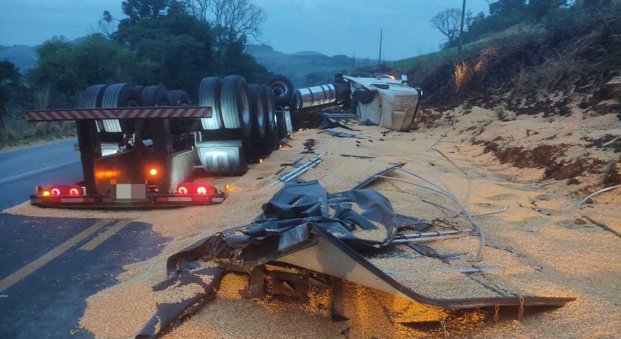 Caminhão tomba e deixa motorista ferido em Ouro Verde