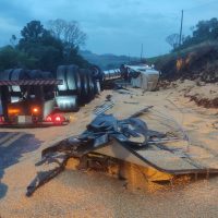 Caminhão tomba e deixa motorista ferido em Ouro Verde