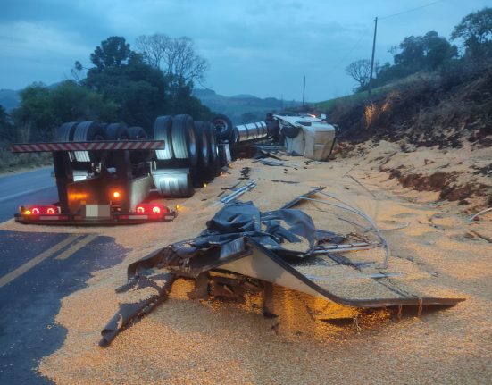 Caminhão tomba e deixa motorista ferido em Ouro Verde