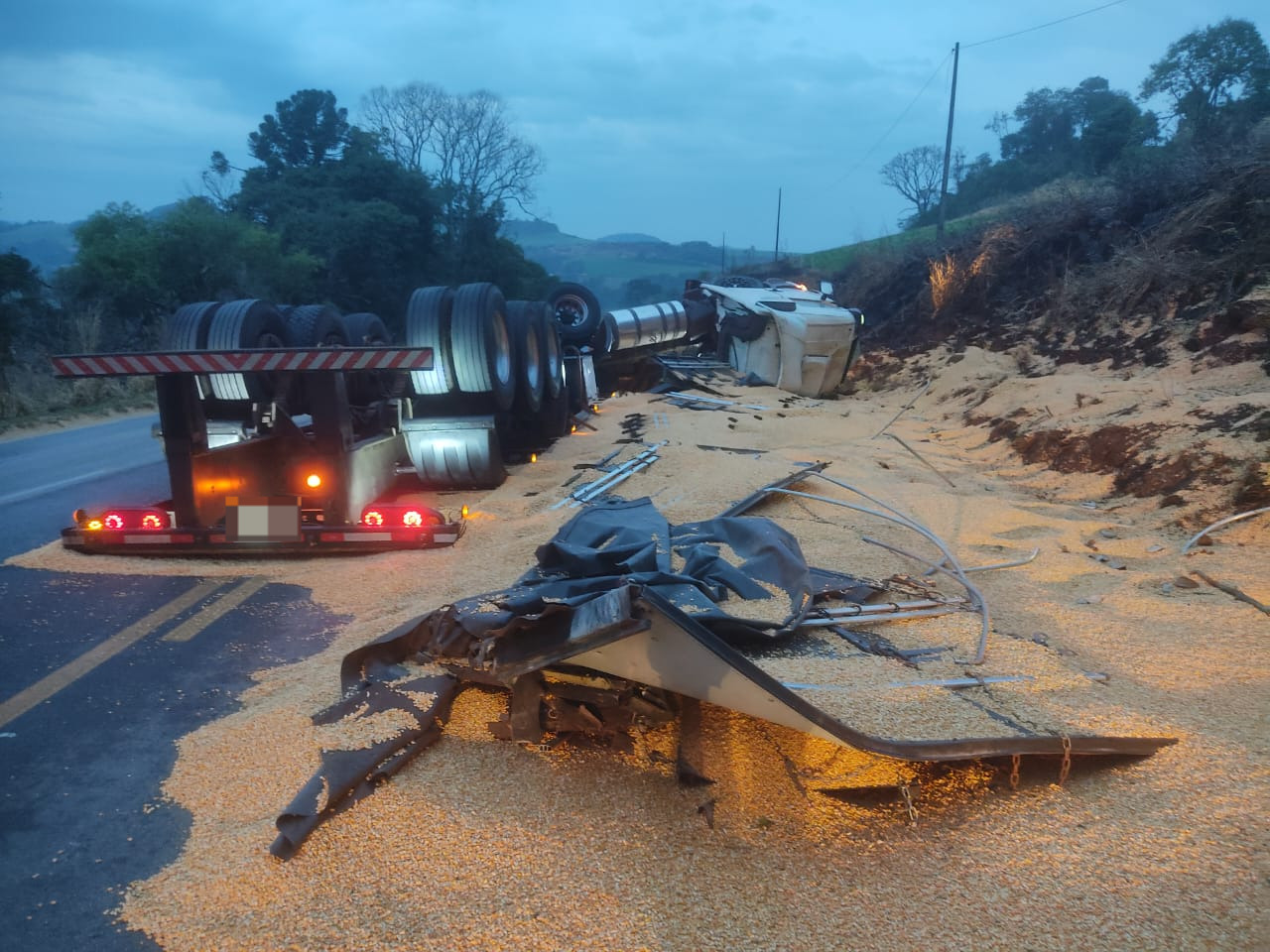 Caminhão tomba e deixa motorista ferido em Ouro Verde