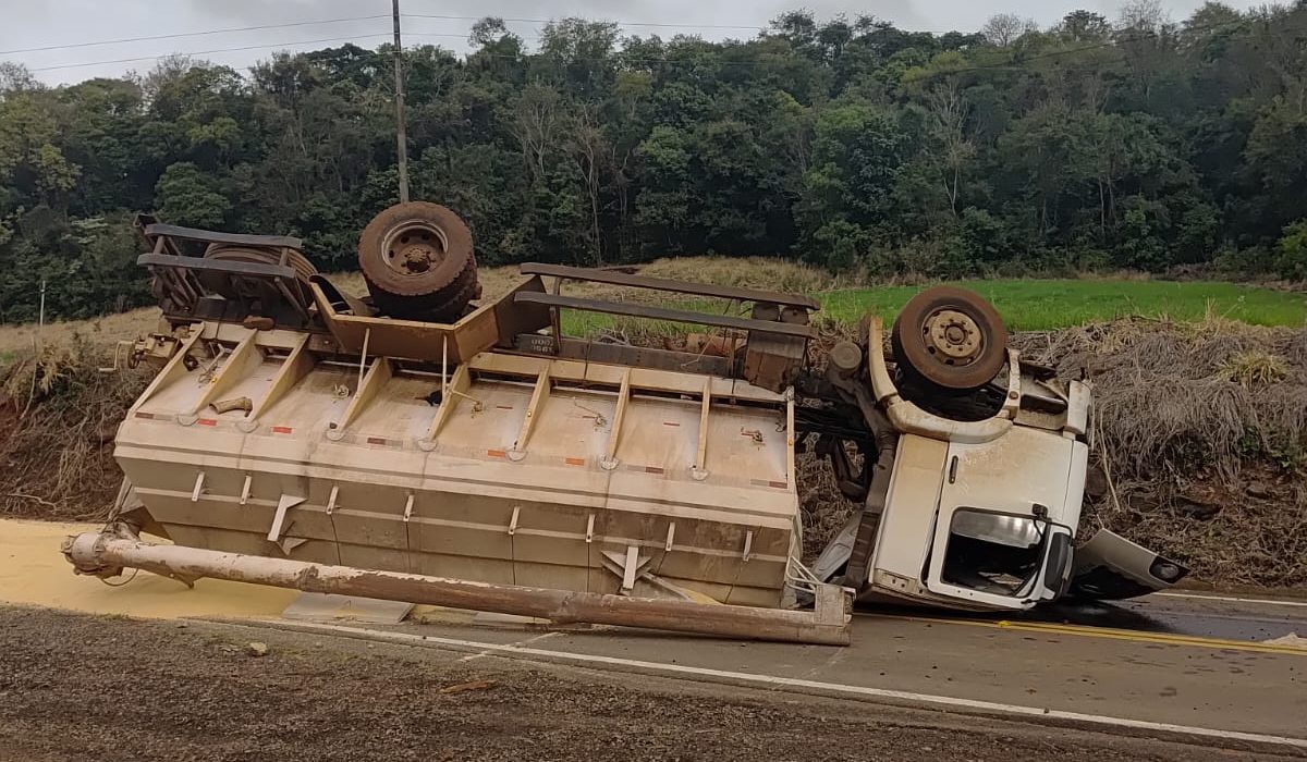 Caminhão carregado com ração capota na SC-159