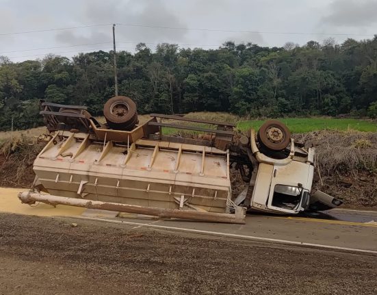 Caminhão carregado com ração capota na SC-159