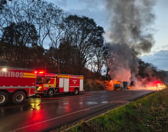 Caminhão bitrem pega fogo na SC-157 entre Novo Horizonte e Quilombo