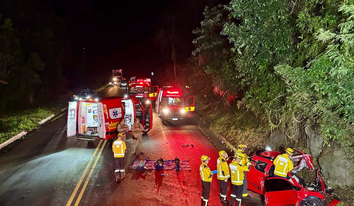 Colisão frontal deixa um morto e uma jovem ferida na BR-158