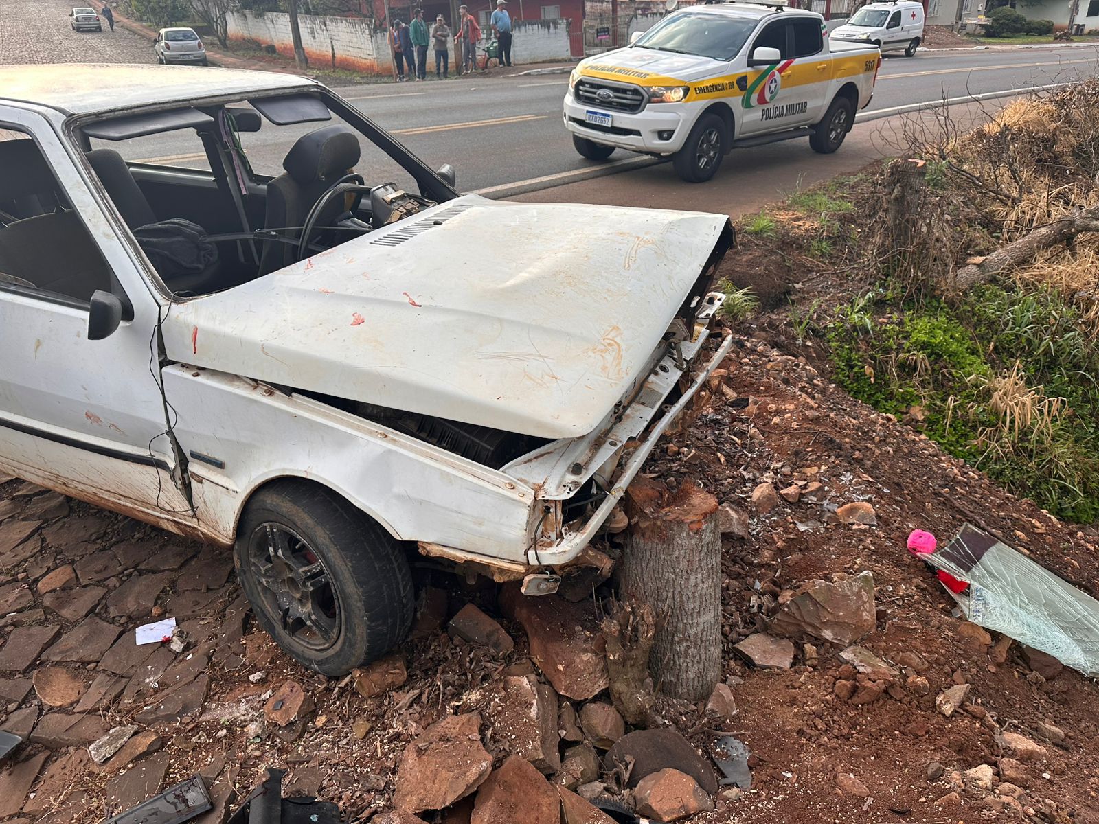 Duas pessoas ficam feridas após carro colidir contra árvore em Bom Jesus