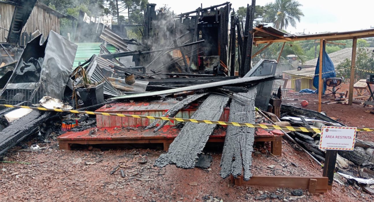 Incêndio destrói residência em Campo Erê