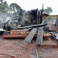 Incêndio destrói residência em Campo Erê