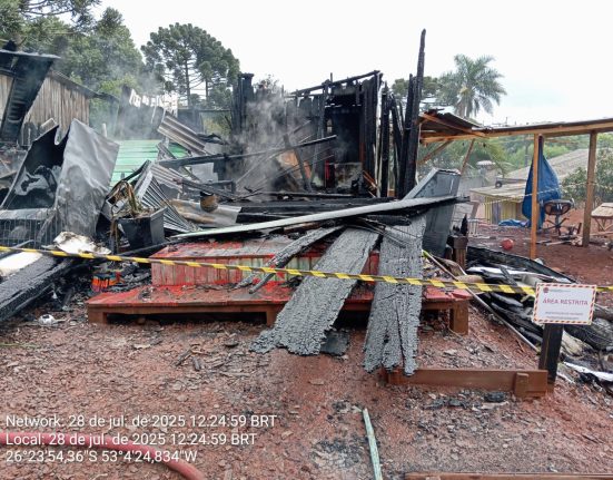 Incêndio destrói residência em Campo Erê