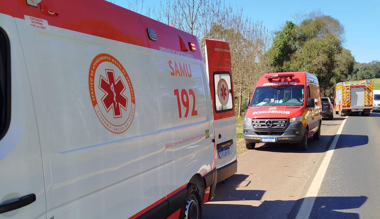 Colisão entre dois veículos deixa jovem ferida na BR-282