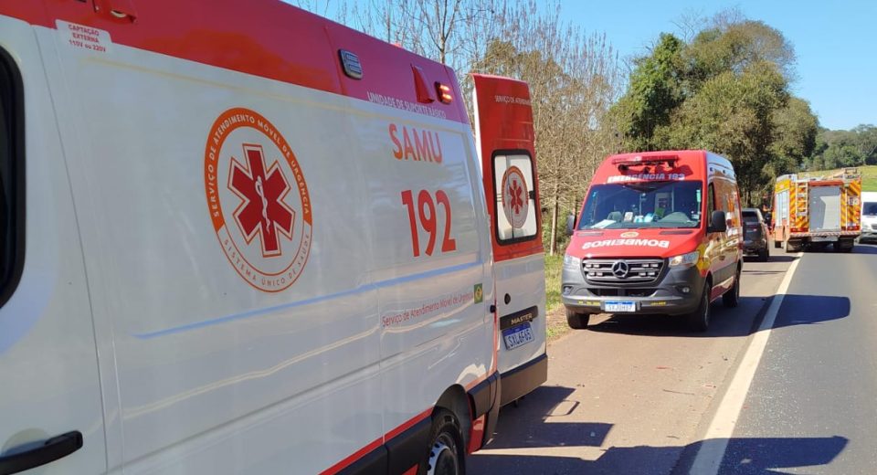 Colisão entre dois veículos deixa jovem ferida na BR-282