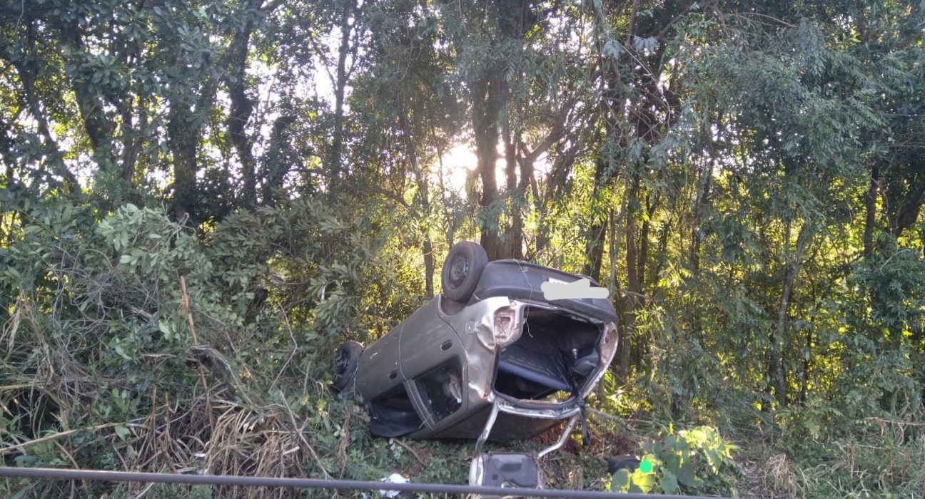 Saída de pista seguida de capotamento é registrada em Quilombo