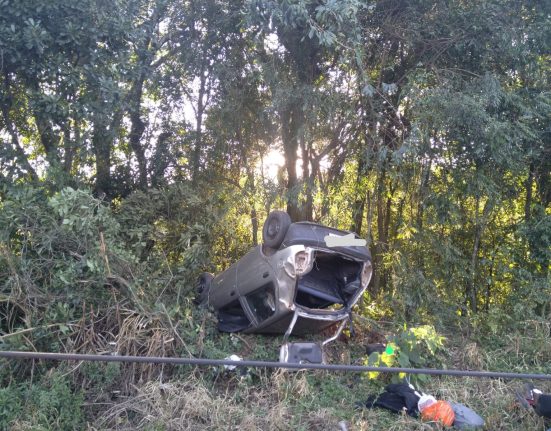 Saída de pista seguida de capotamento é registrada em Quilombo