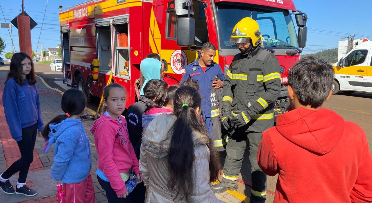 Crianças de Coronel Martins participam de visita educativa ao Corpo de Bombeiros