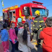 Crianças de Coronel Martins participam de visita educativa ao Corpo de Bombeiros