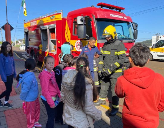 Crianças de Coronel Martins participam de visita educativa ao Corpo de Bombeiros