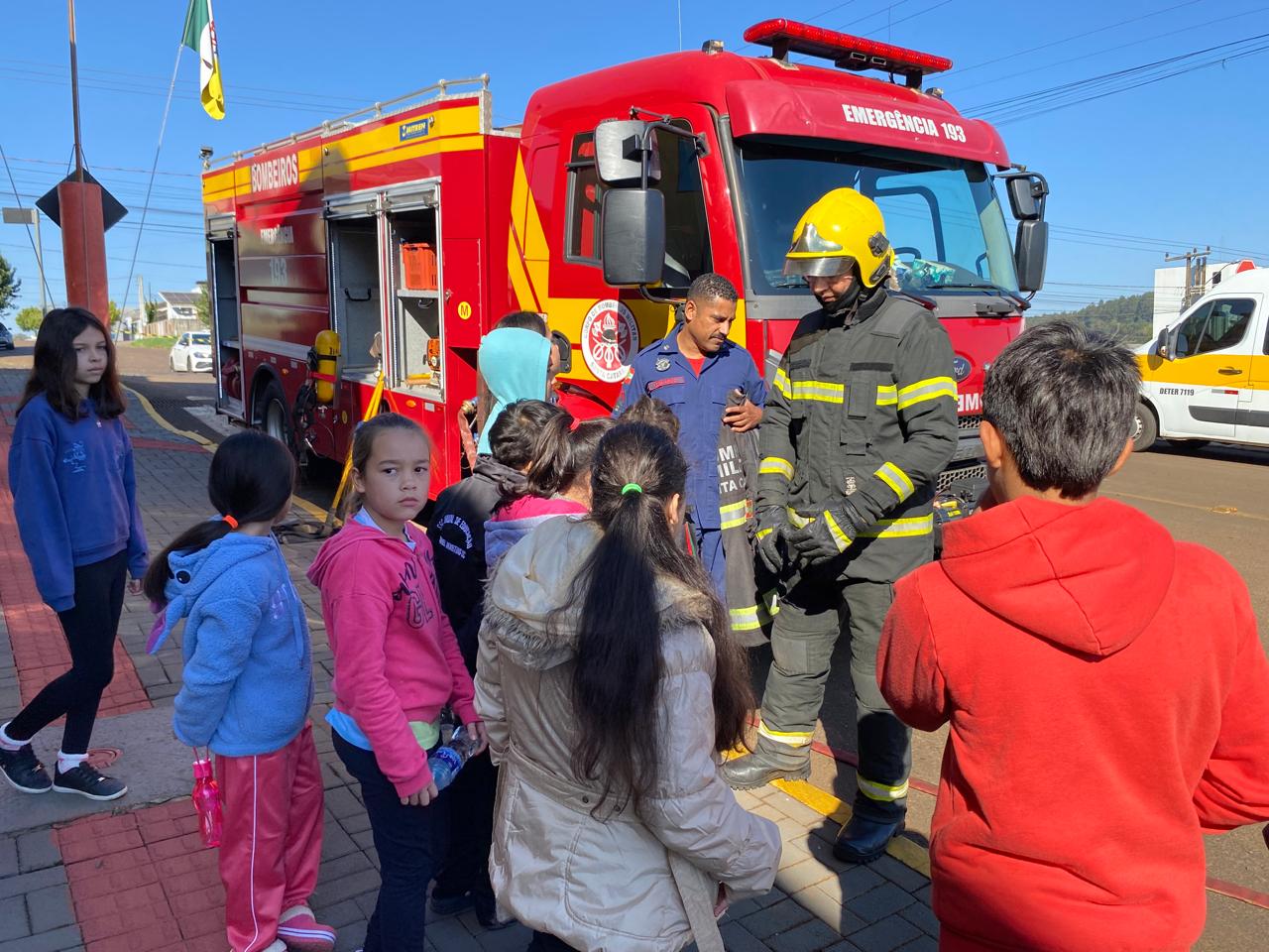 Crianças de Coronel Martins participam de visita educativa ao Corpo de Bombeiros