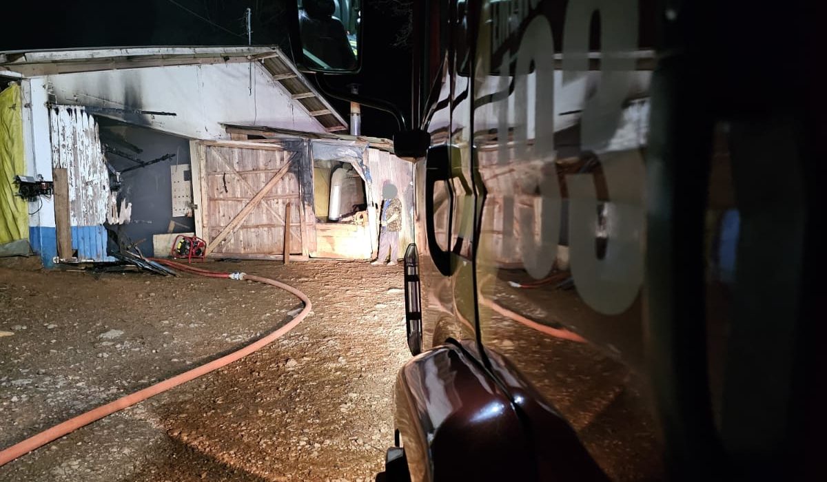 Bombeiros controlam princípio de incêndio em aviário