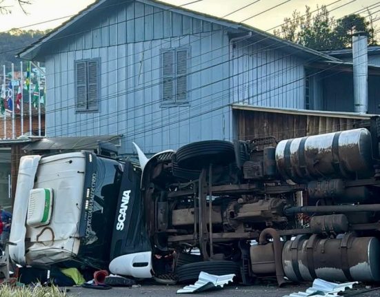 Colisão entre carro e carreta causa capotamento em Seara