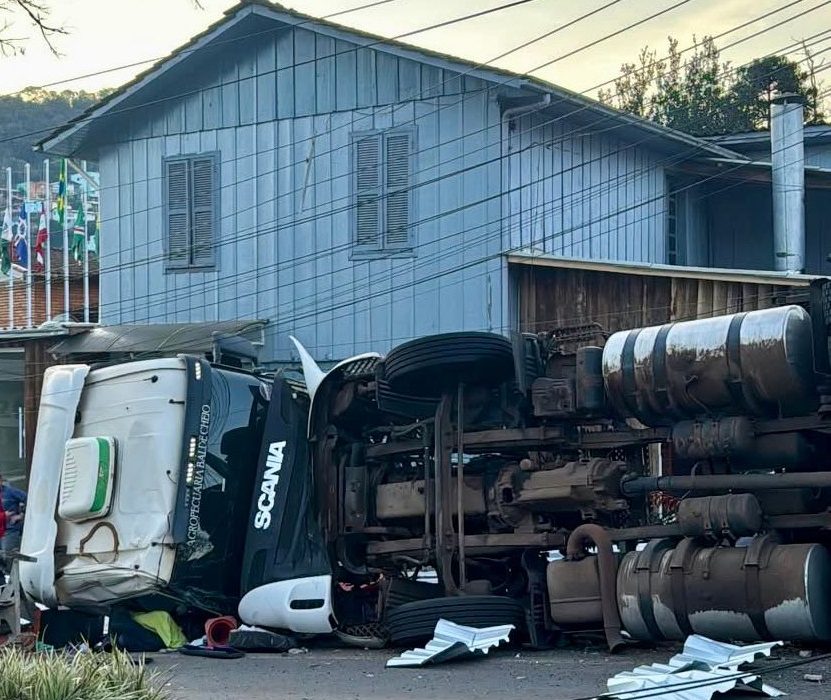 Colisão entre carro e carreta causa capotamento em Seara