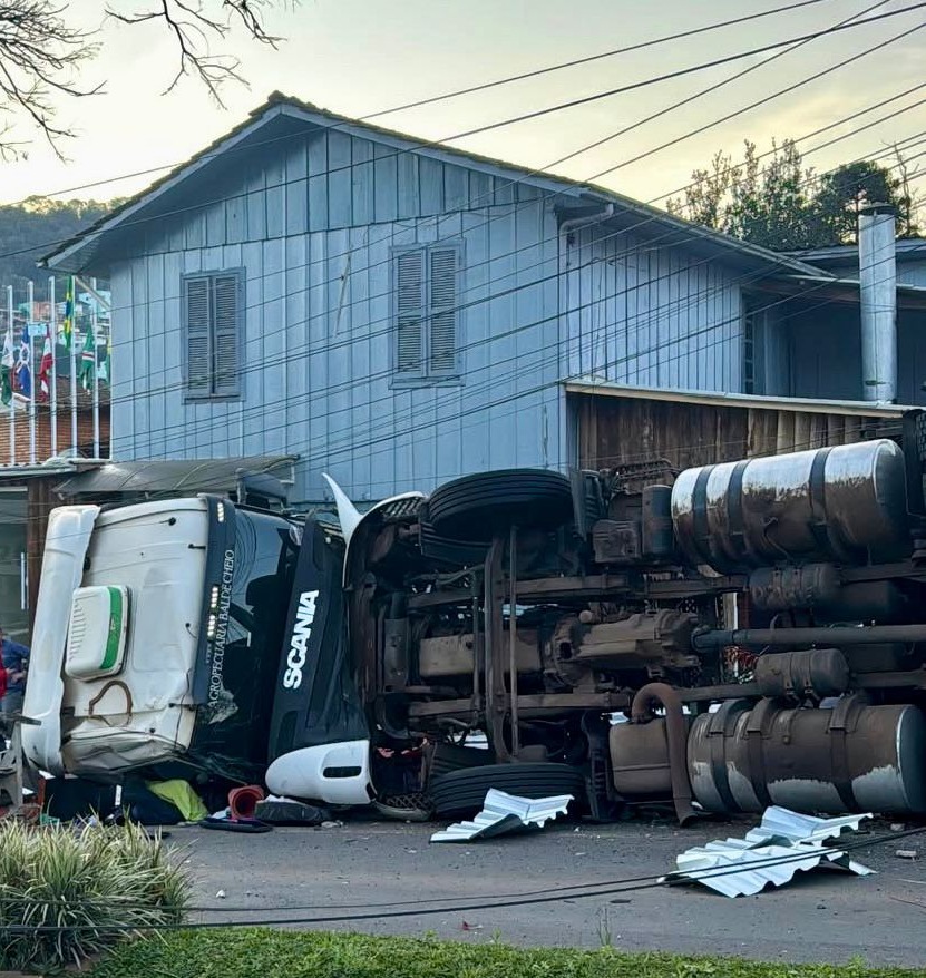 Colisão entre carro e carreta causa capotamento em Seara