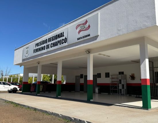 Mulher é presa em São Domingos durante cumprimento de mandado judicial