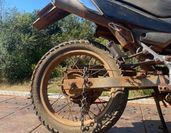 Polícia Militar recupera motocicleta furtada em São Domingos e prende suspeito