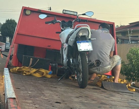 Adolescente é flagrado pilotando moto irregular em São Domingos
