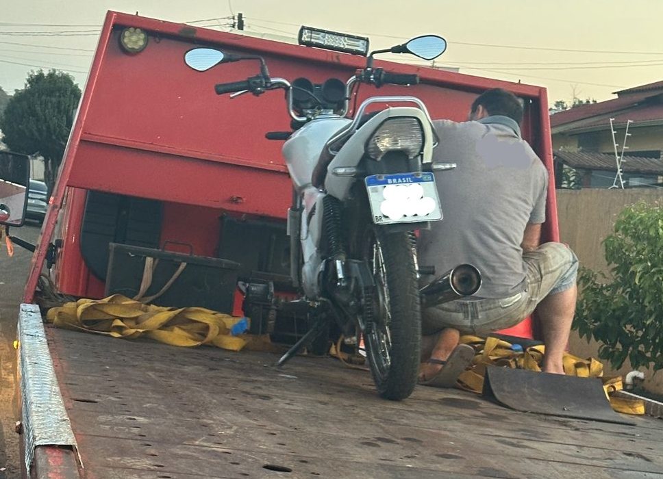Adolescente é flagrado pilotando moto irregular em São Domingos