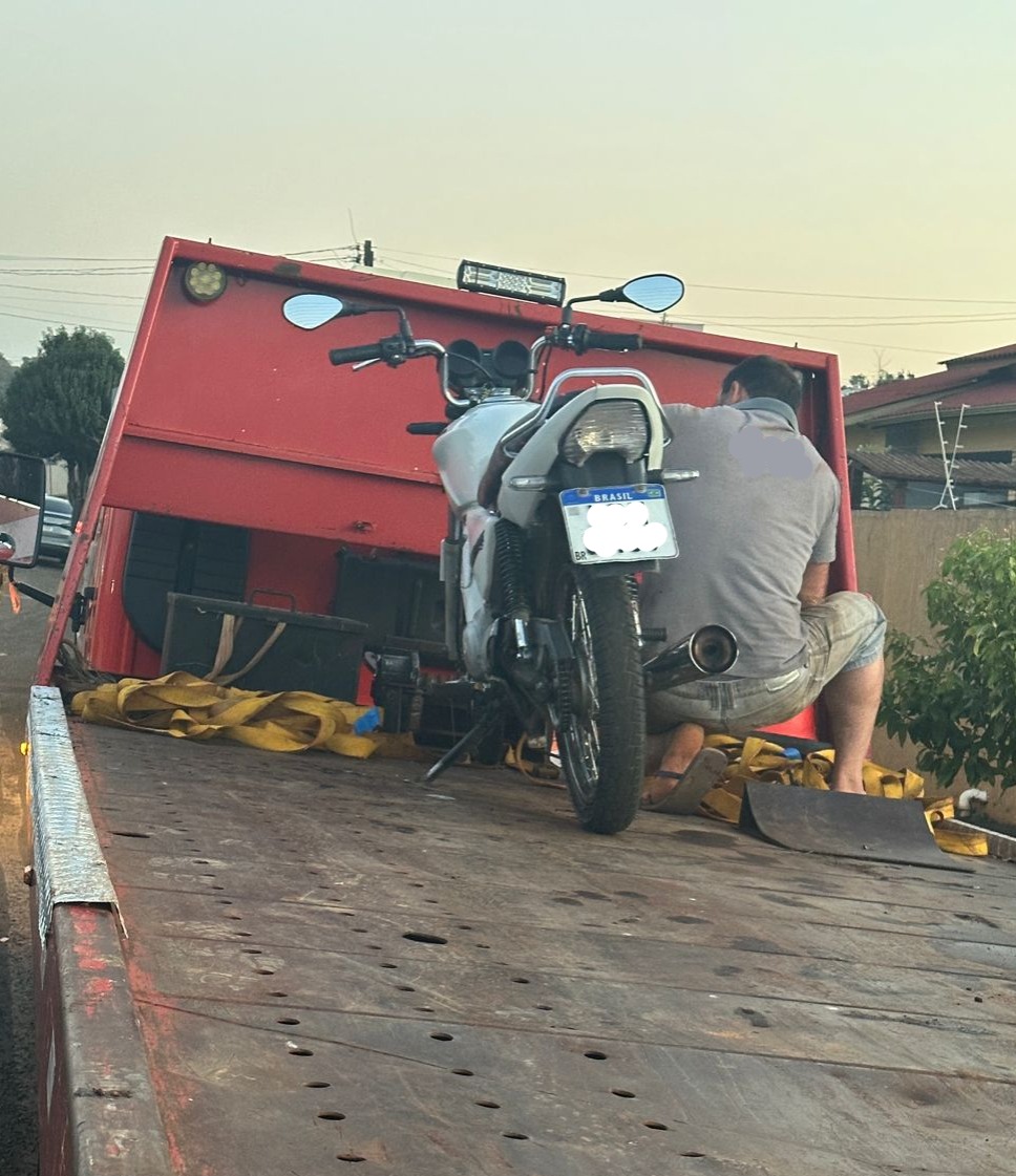 Adolescente é flagrado pilotando moto irregular em São Domingos