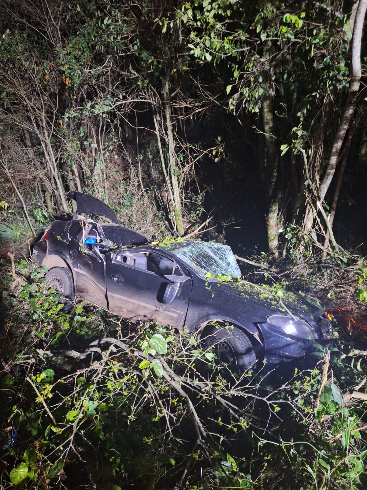 Motorista fica ferido após capotamento na SC-480 em São Domingos