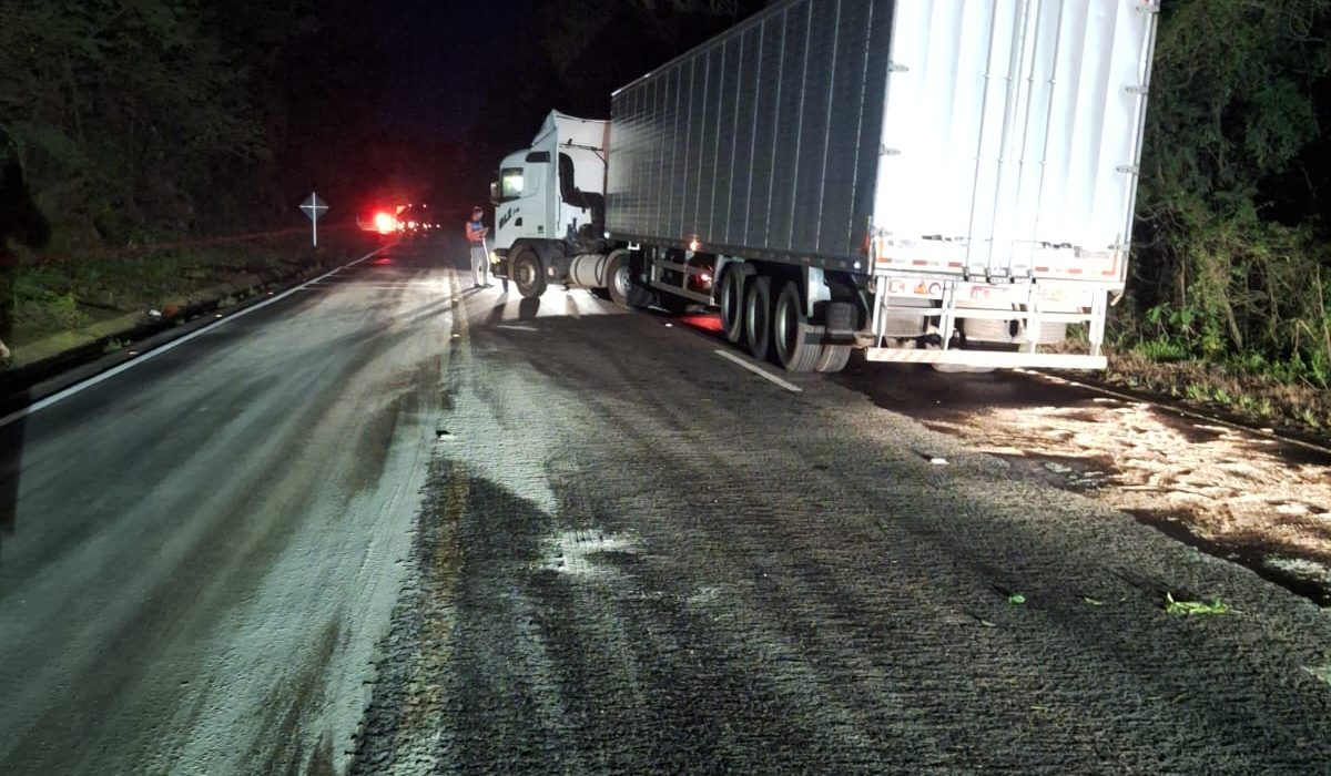 Três caminhões se envolvem em acidente na SC-157