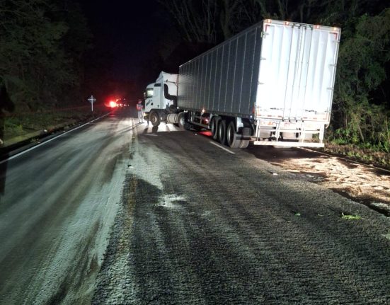 Três caminhões se envolvem em acidente na SC-157