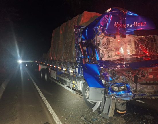 Colisão traseira entre dois caminhões é registrada na SC-157 em Quilombo