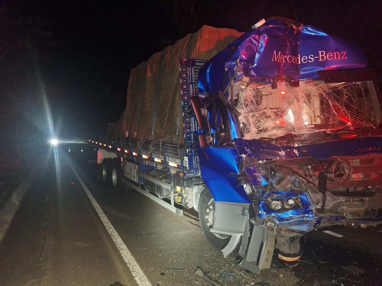 Colisão traseira entre dois caminhões é registrada na SC-157 em Quilombo