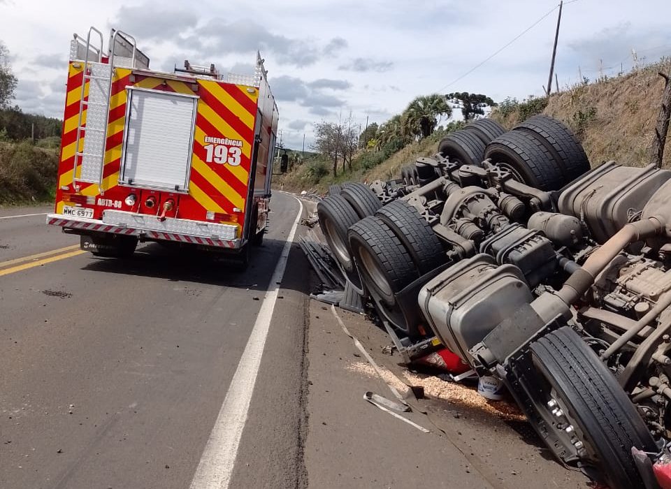 Caminhoneiro morre em tombamento na BR-282