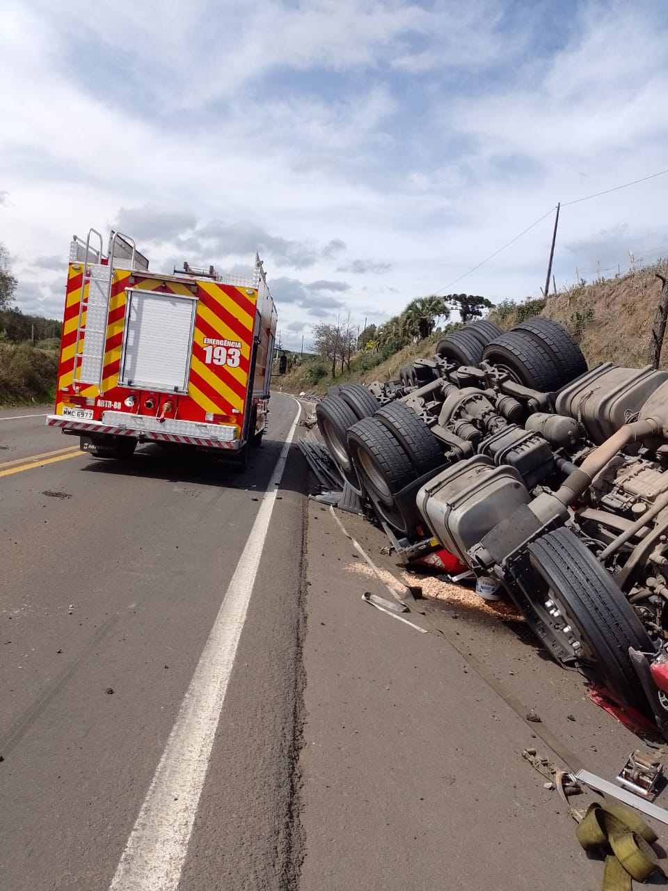 Caminhoneiro morre em tombamento na BR-282
