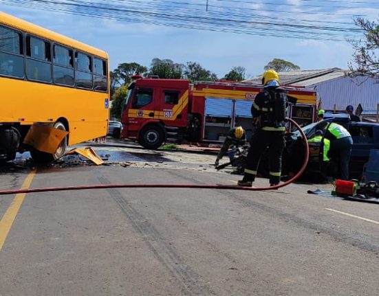 Colisão entre carro e ônibus deixa duas pessoas feridas em Chapecó