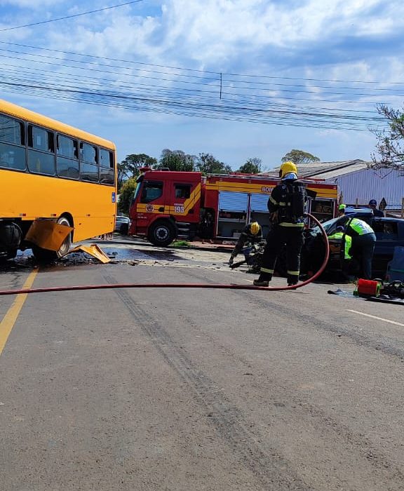 Colisão entre carro e ônibus deixa duas pessoas feridas em Chapecó