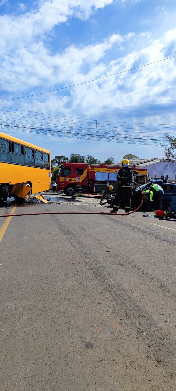 Colisão entre carro e ônibus deixa duas pessoas feridas em Chapecó