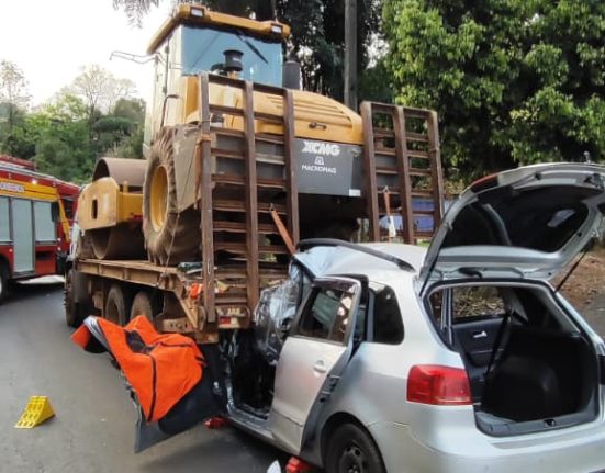 Colisão entre carro e caminhão mobiliza resgate aéreo na SC-157